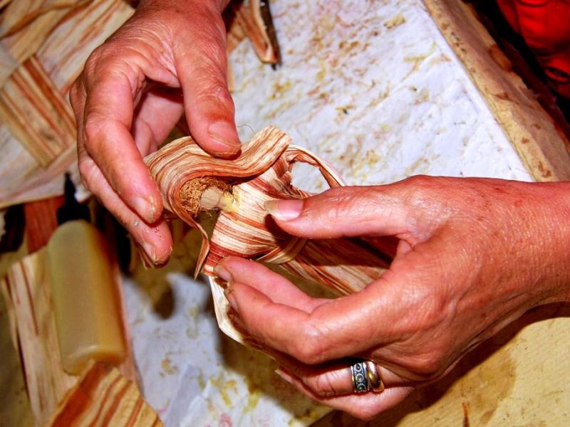 Artesã a fazer bonecos Artesa